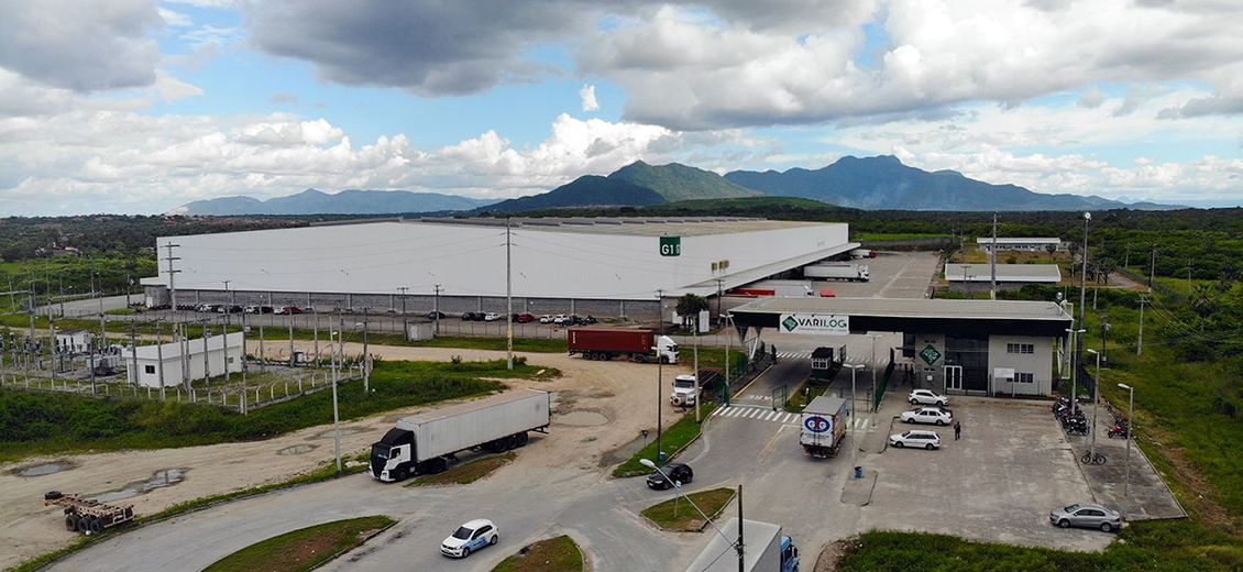 Estacionamento externo e portaria de acesso