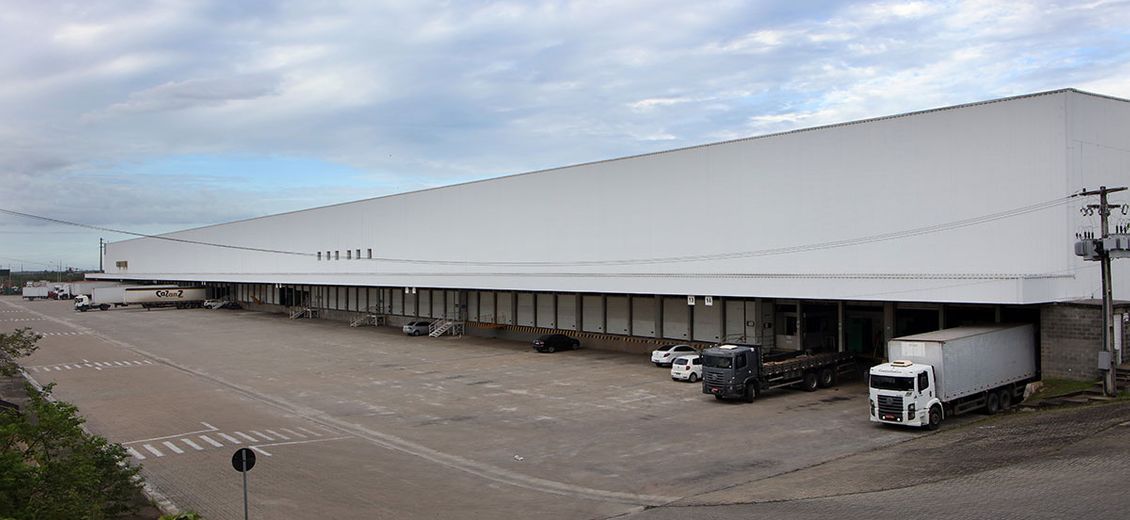 Vista da esquina do Galpão 01 com detalhe das vias de circulação com 10m de largura