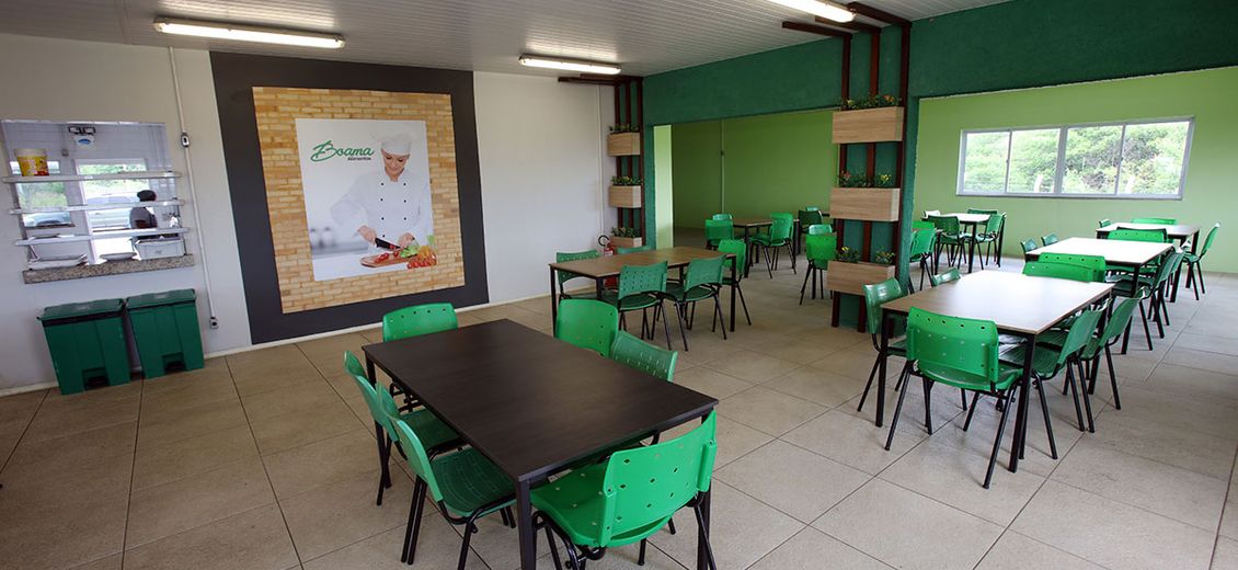 Detalhes das mesas no refeitório