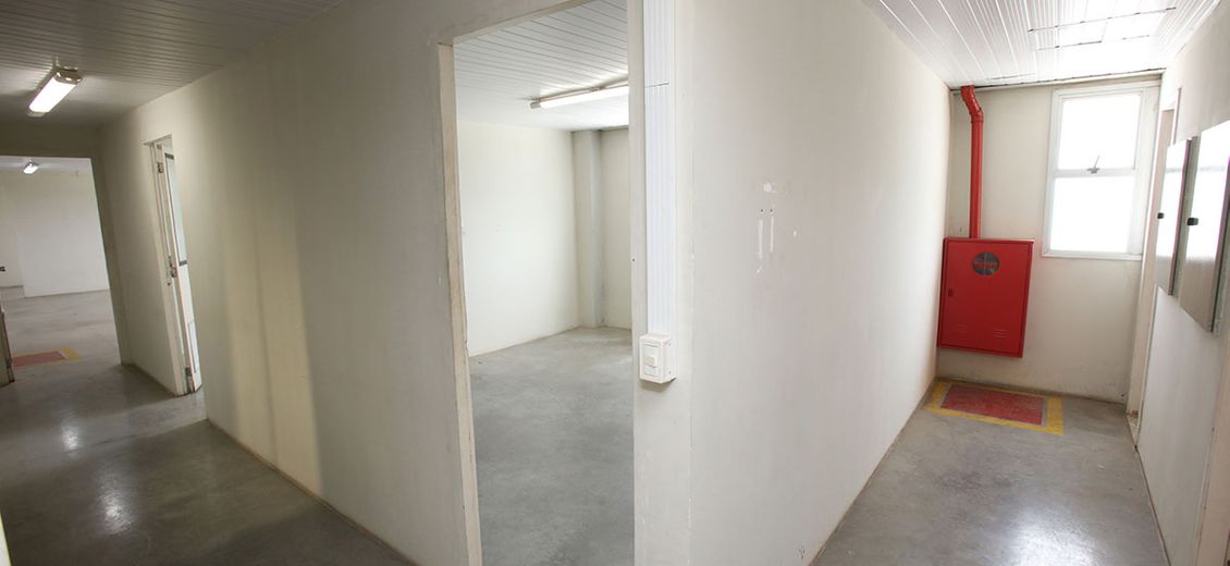 Mezanino de 100m2 podendo receber várias configurações de distribuição de salas administrativas