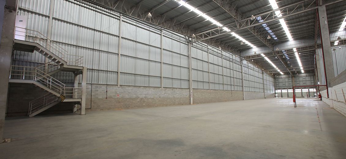 Exemplo de 2 módulo sem divisão interna totalizando 40m de largura por 60m de comprimento entre portas de docas e fundos