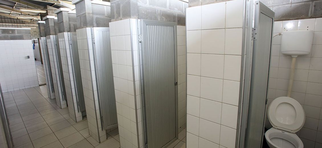Edificação de apoio com vestiários masculino e feminino