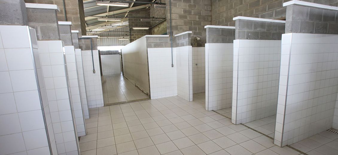 Vestiário masculino com 15 chuveiros