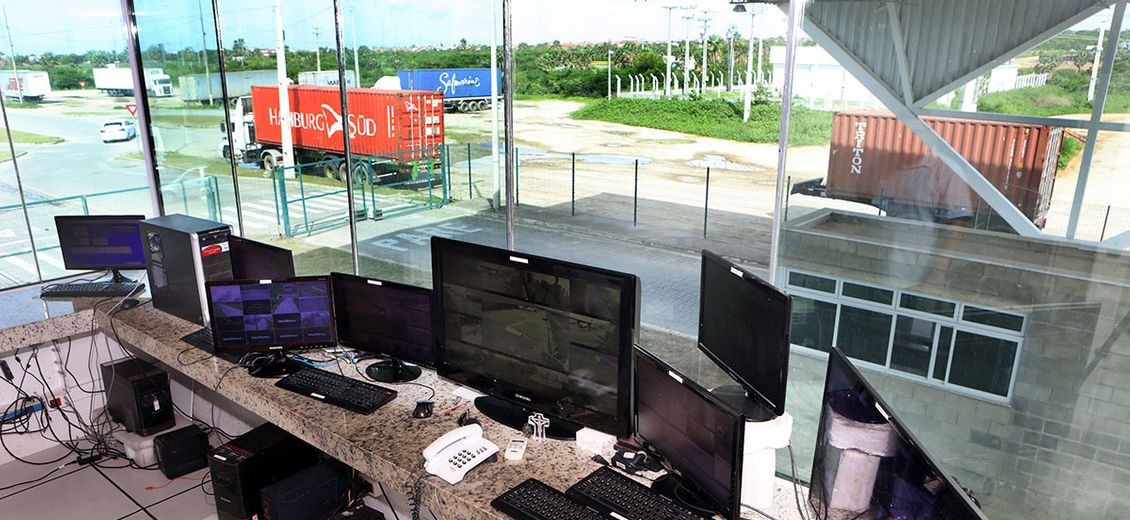 Detalhe vista de controle da guarita blindada sobre a eclusa de portões de acesso